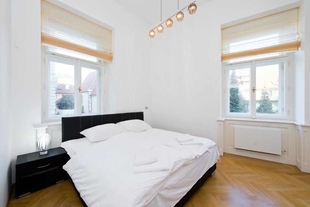 Modern Apartment Vsehrdova Praga Quarto foto