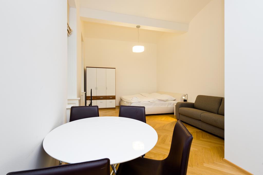 Modern Apartment Vsehrdova Praga Quarto foto
