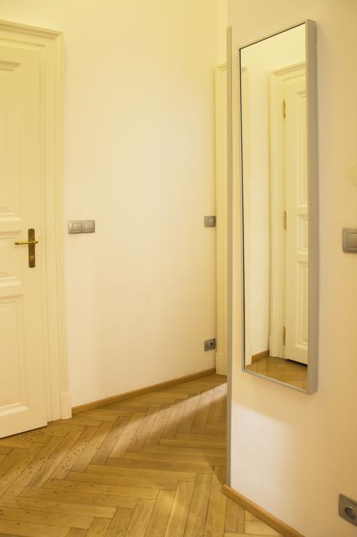 Modern Apartment Vsehrdova Praga Exterior foto
